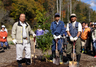 鹿追町長、十勝西部森林管理署東大雪支署長、然別峡植樹の会会長(左から)の記念植樹