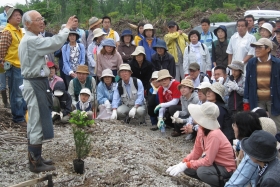 植樹指導を受ける参加者のみなさん