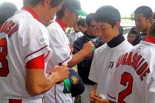 プロ野球選手のサインをもらって大喜び