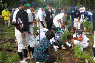 プロ野球選手と一緒に植樹作業
