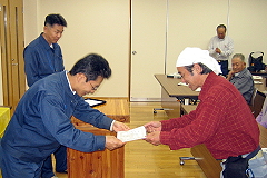 閉校式では所長(左)から1人ひとりへ修了証書が手渡されました