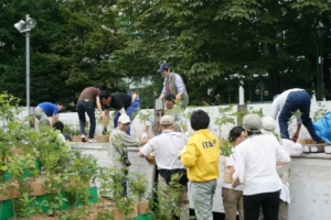 トラックに積み込み