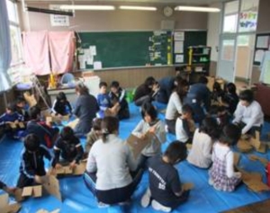 カミネッコン製作中の児童達
