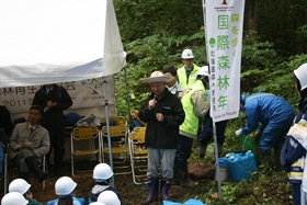 植樹指導する宮脇名誉教授
