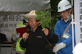 植樹指導する宮脇名誉教授