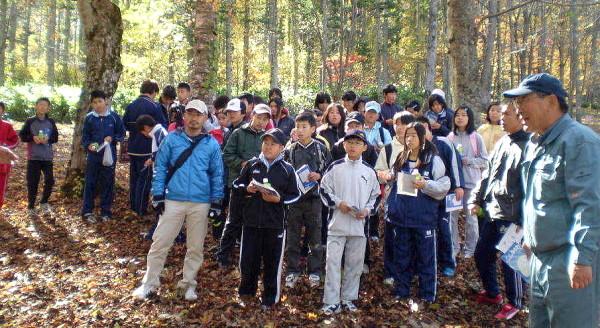 カムイコタン歴舟に集まった大樹小学校6年生41名のみなさんと体験学習へ出発