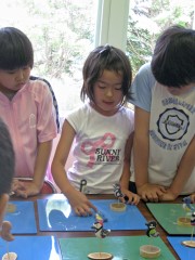 作った作品の発表会「この鳥の青がきれいに塗れました!」