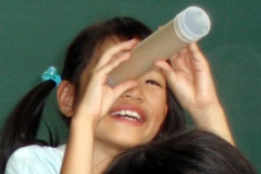 万華鏡を覗く子ども