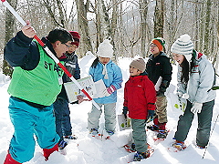 雪はどのくらい積もっているのかな?この下にはクマイ笹がいっぱいです。