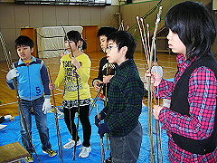 弓矢の作り方に真剣です