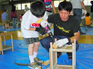 お父さんと一緒に工作