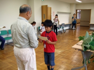 認定書を授与された参加者
