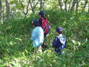 子どもたちが一生懸命に宝探しをしました