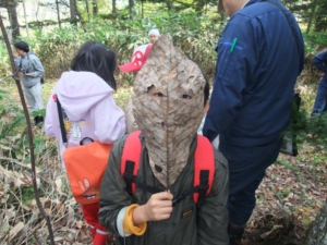 ホオノキの葉っぱでお面づくり