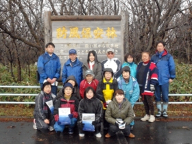 川口遺跡風景林にある防風保安林の看板前で記念撮影