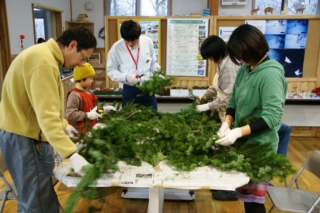 枝から葉を切り取ります