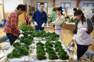 葉を束ねて土台作り