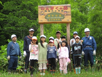 アカエゾマツのタネ（松かさ）を観察
