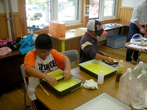「キハダで黄色く染めたよ」