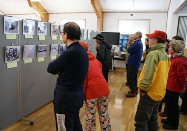 作品を熱心に見入る鑑賞会