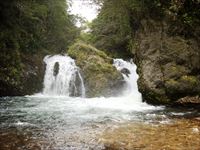巨岩の滝 