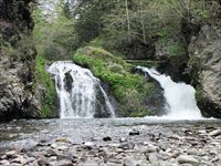 巨岩の滝