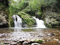 巨岩の滝