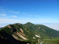 富良野岳(中央)と三峰山