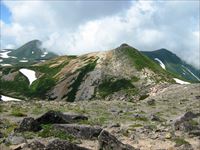 山頂より(左:凌雲岳、中:烏帽子岳、右:黒岳)