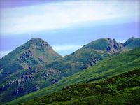 硫黄山と知円別岳の稜線