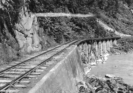 湯の澤縦断橋 スパン65米 4・780米地点 5粁地点に待避線あり