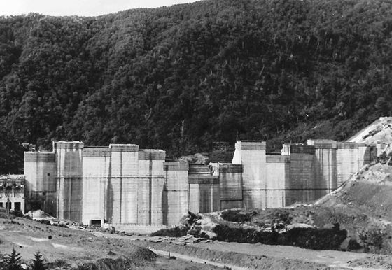 完成間近なダム 約6、600米附近