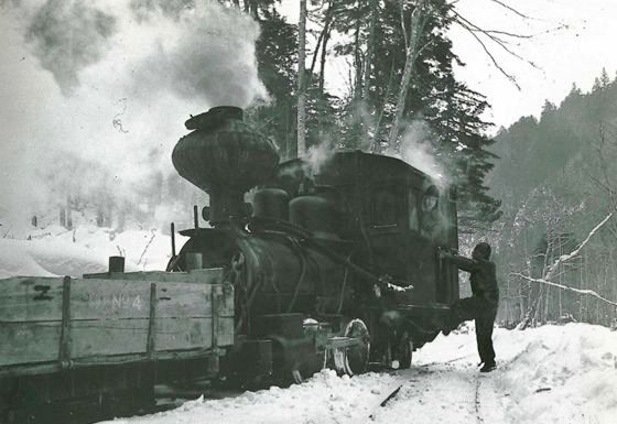 冬山造材のための荷上げ （昭和15年頃）