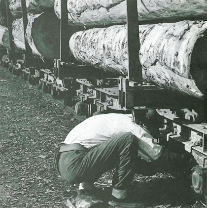 駅構内に貨車が着くと台車の点検をし、不良箇所を早期に発見、事故防止に努める
