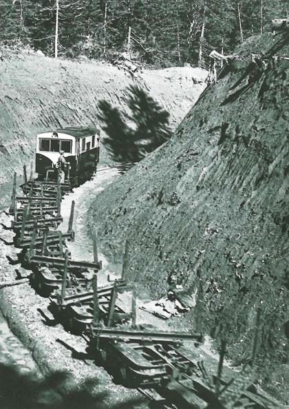 空車上げ、制動手が台車の離脱を監視