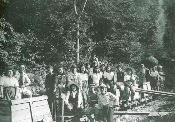 砂利散布。 毎年4～5月頃、線路に砂利を入れ、搗固めを行う。 女性も大活躍