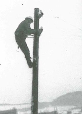 森林電話は林鉄と共に連絡用として施設され、斫伐事業所の連絡等、その保線作業も大切なものであった。 昭和53年より無線となる。