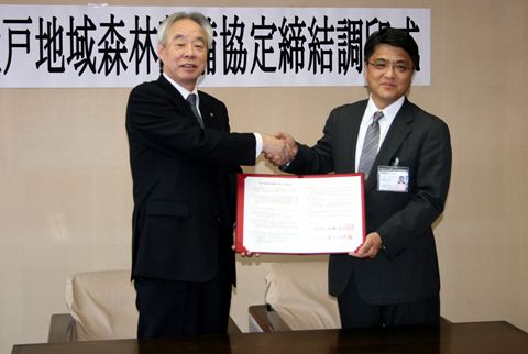 井上町長（左）、阿部署長（右）