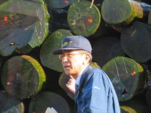 広葉樹の利用について説明する小野寺旭川事務所長