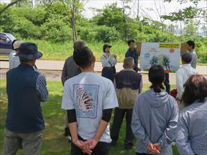 紙芝居で凸型防風林を説明