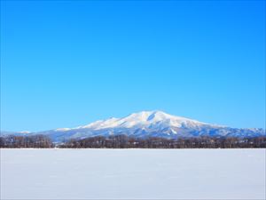 斜里町の雪原と海別岳