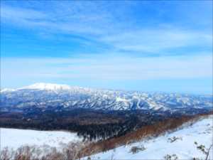 海別岳（左）と標津の山々