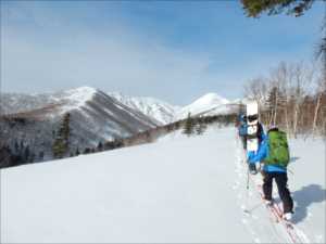 スキーでてくてく登ります