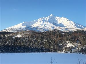 沼浦（オタトマリ沼）より（利尻富士町鬼脇）