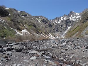 ヤムナイ沢国有林治山ダムと利尻山（利尻富士町鬼脇）