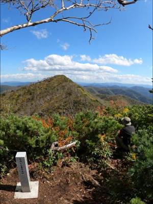 大分水点から三国山を望む