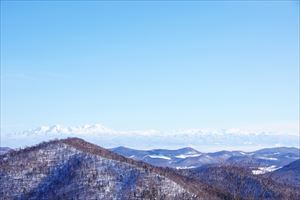 左側奥の一体のきれいな三角形が旭岳です。