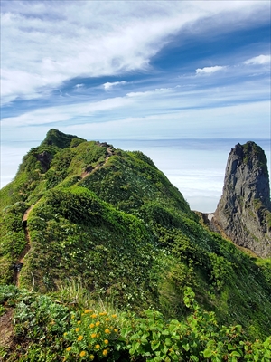 南峰とロウソク岩