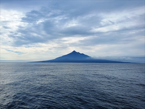 海上から臨む利尻山