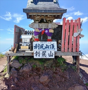 利尻山山頂（漁の安全や豊漁を祈願してつくられた利尻山神社。左側には賽銭箱もあります）